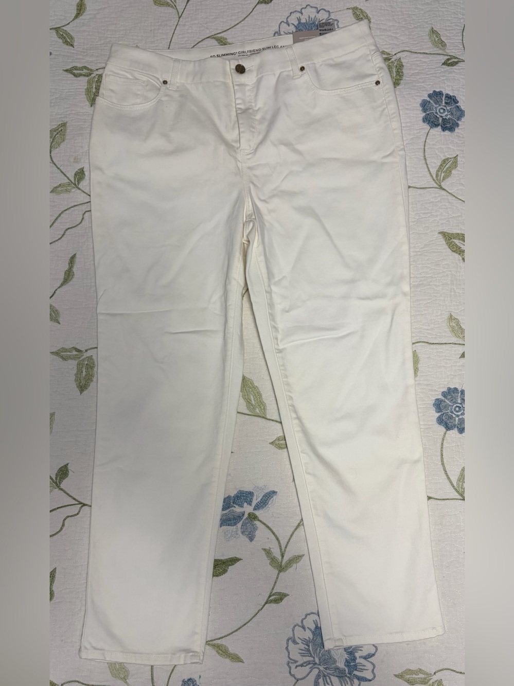 Chico's Off-White Cropped Ankle Pants